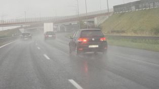 Błąd kierowców w deszczu. Na pewno widziałeś nie raz takie auto