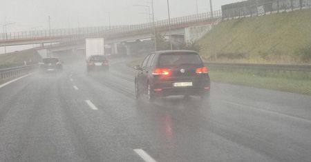 Błąd kierowców w deszczu. Na pewno widziałeś nie raz takie auto