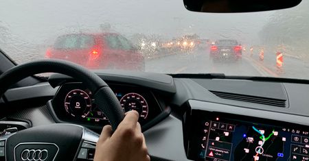 Częsty błąd na autostradzie. Tłumaczymy, co robić, gdy pada