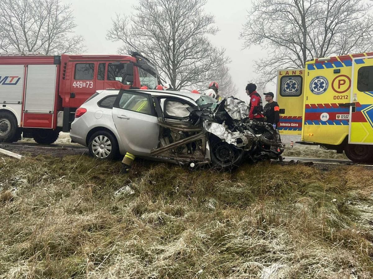 Śmiertelny wypadek. Kierowca nagle zjechał na drugi pas