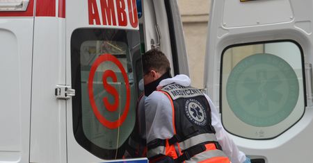 Dramat w Kamiennej Górze. Pijana 13-latka spadła ze skały