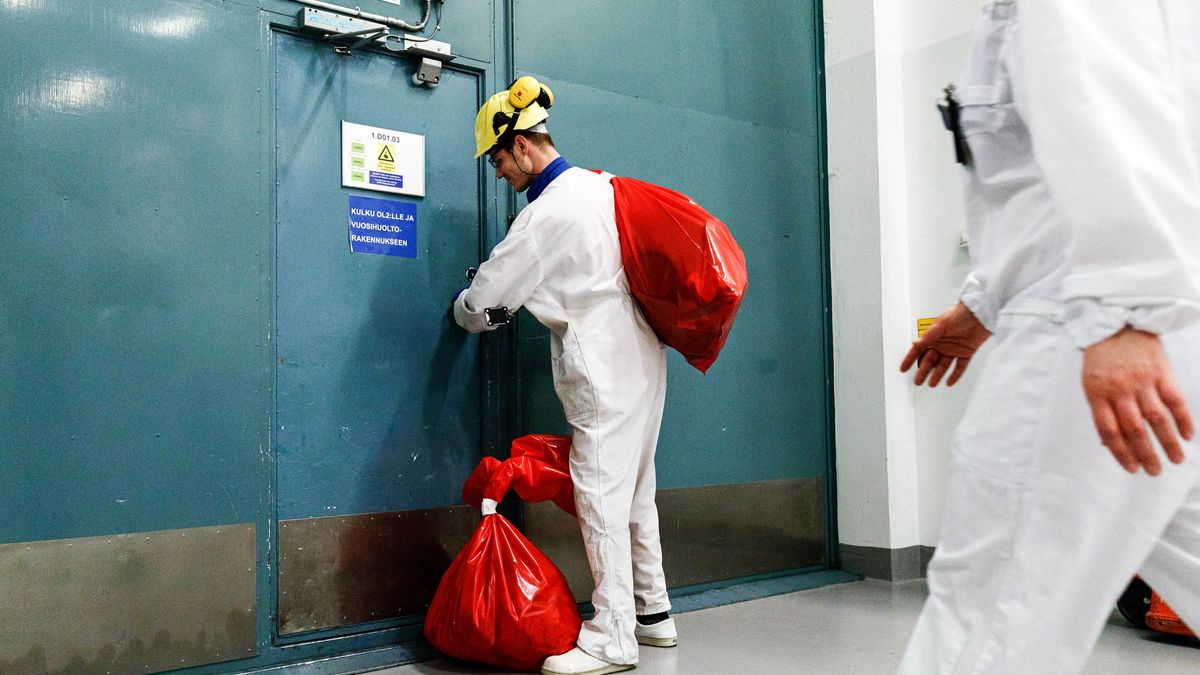 Pracownik usuwa odpady podczas corocznego dnia konserwacji reaktora jądrowego Olkiluoto-1, obsługiwanego przez Teollisuuden Voima Oyj, w Olkiluoto w Finlandii