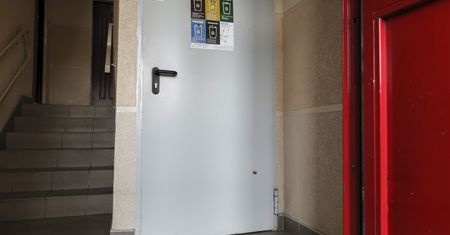 Urządził imprezę w mieszkaniu. Sąsiad zostawił mu pod drzwiami wymowną notatkę