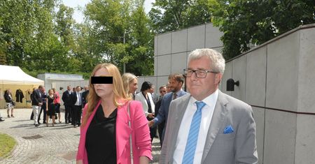 Żona Czarneckiego pracowała dla Poczty. Podano, ile miała zarabiać