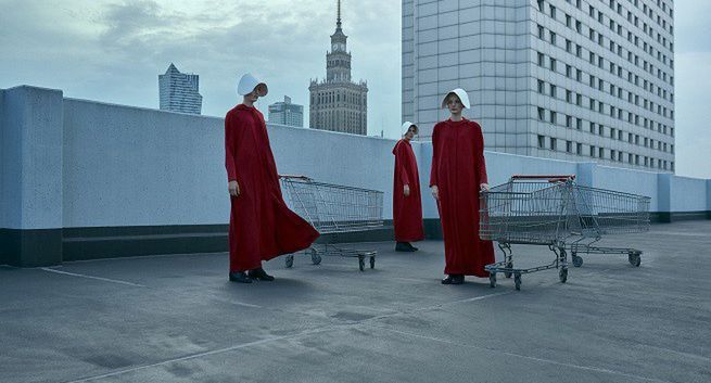 Showmax wspiera Centrum Praw Kobiet habitami z serialu "Opowieść podręcznej 2"