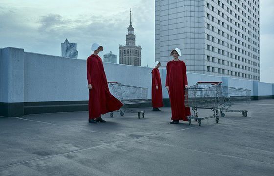 Showmax wspiera Centrum Praw Kobiet habitami z serialu "Opowieść podręcznej 2"