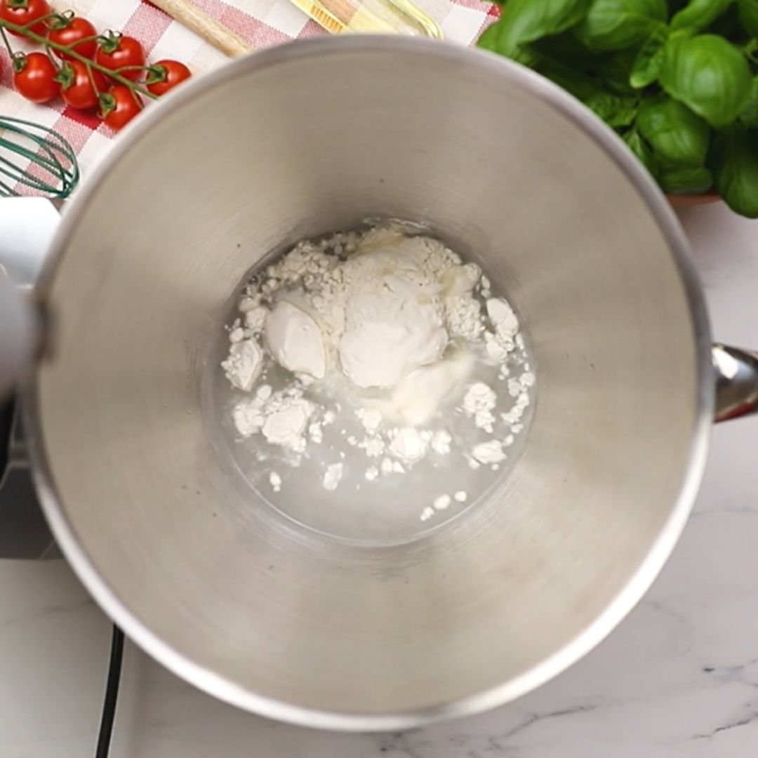 The first ingredients land in the bowl of the kitchen gadget.