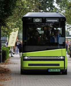 Pierwszy taki autobus na cmentarzu. To pomysł Polaków