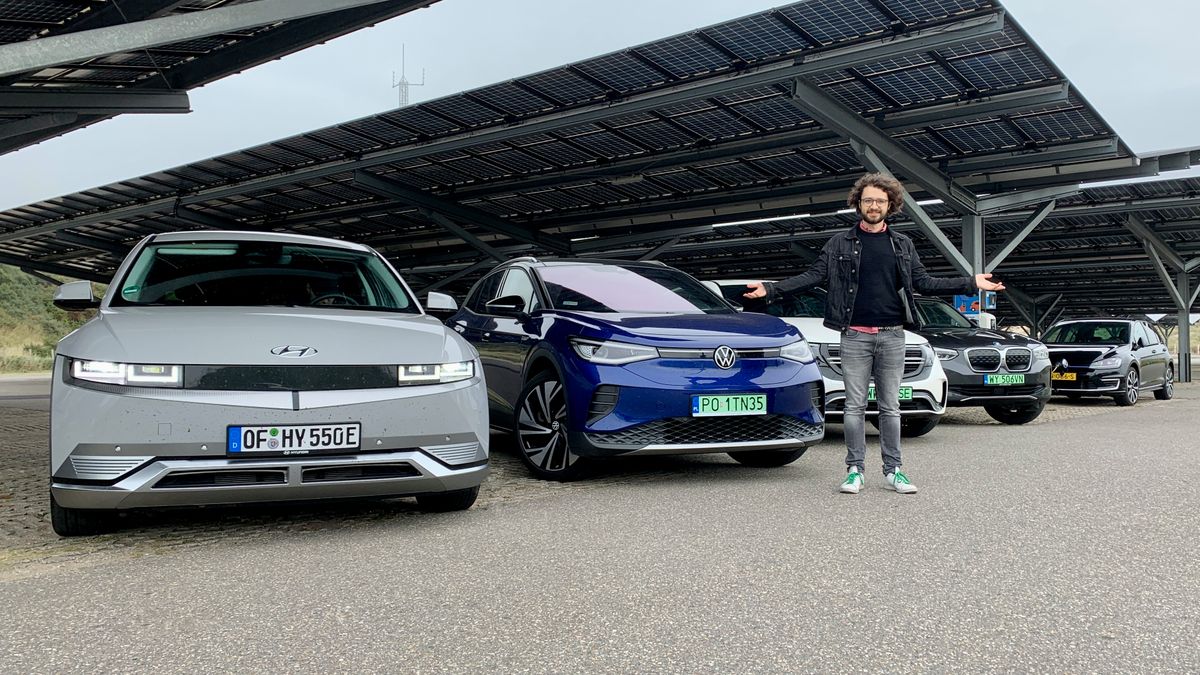 Na nadmorskim parkingu w Bloemendaal - pod panelami słonecznymi, które napędzają auta przyjeżdżających tu turystów