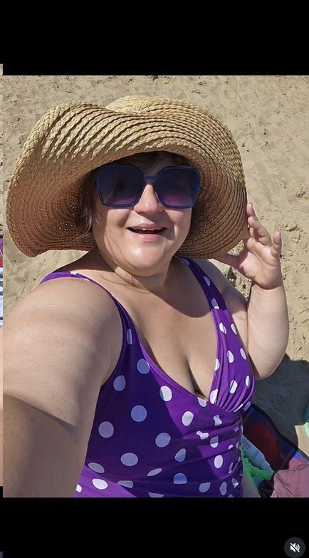 Dominika Gwit w kostiumie kąpielowym na plaży 