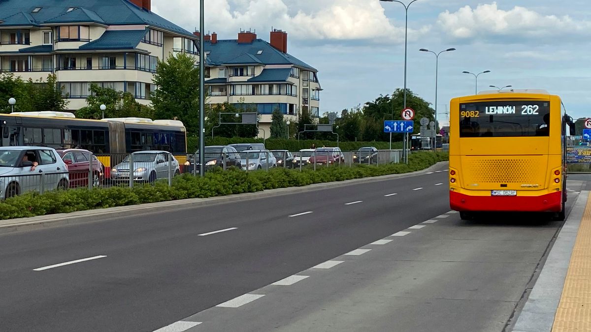 Autobus nie musi wyjeżdżać z zatoki, by zaistniał obowiązek ułatwienia mu włączenia się do ruchu.