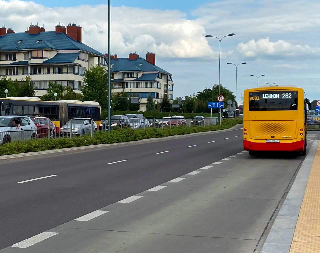 Przepis o wpuszczaniu autobusów. Nie zawsze dokładnie rozumiany