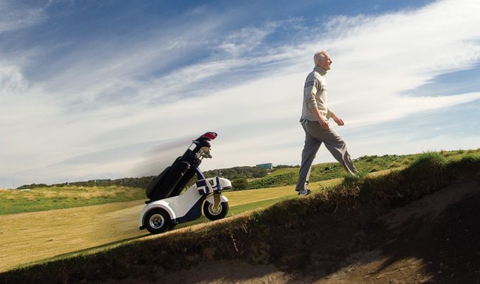Wózek golfowy sam pojedzie wszędzie za właścicielem 2