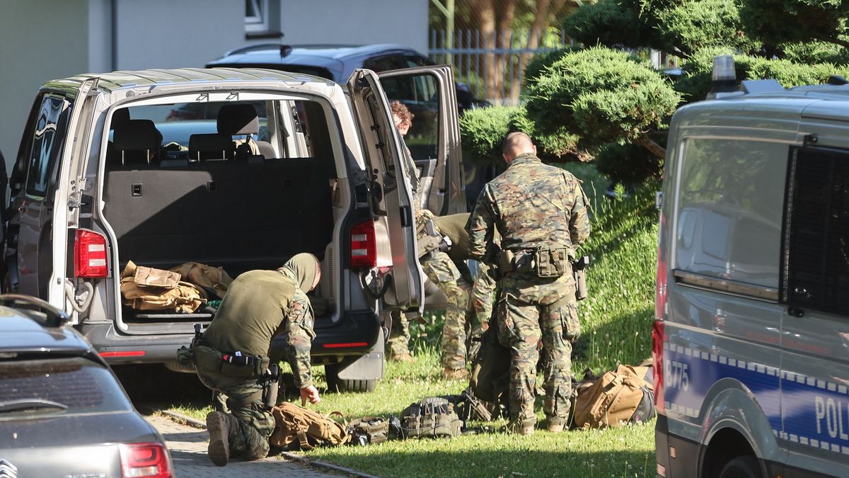Stara Wieś (pow. limanowski), 30.06.2025. Służby w Starej Wsi, 30 bm. To czwarta doba poszukiwań Tadeusza Dudy, który w piątek 27 czerwca najpierw postrzelił swoją 73-letnią teściową (trafiła do szpitala), a następnie śmiertelnie postrzelił 26-letnią córkę i 31-letniego zięcia. Prokuratura wydała list gończy za mężczyzną, a sąd nakaz tymczasowego, 14-dniowego aresztowania dla 57-latka. Grozi mu dożywocie. (aldg) PAP/Grzegorz Momot