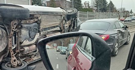 Auto na boku na skrzyżowaniu. Ogromne utrudnienia w rejonie ul. Ducha