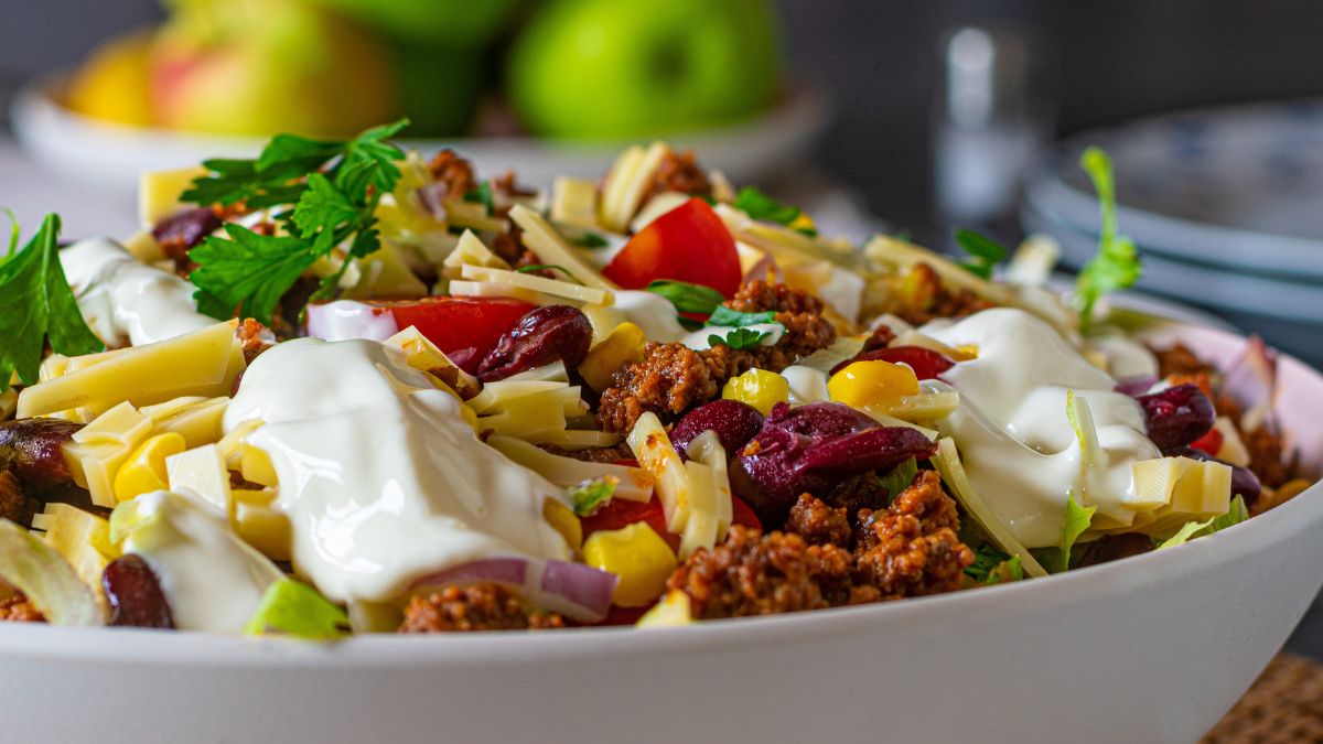 Sałatka z mięsem mielonym sprawdzi się na karnawał