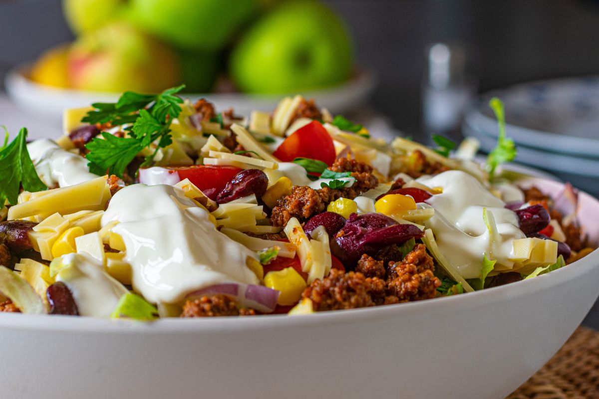 Wszyscy robią z kurczakiem, a ja do sałatki dodaję mięso mielone. Trudno się od niej oderwać