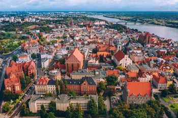 Pogoda w Toruniu. Prognoza na środę 26 listopada. Całkowite zachmurzenie i śnieg, odczuwalnie do -5°C