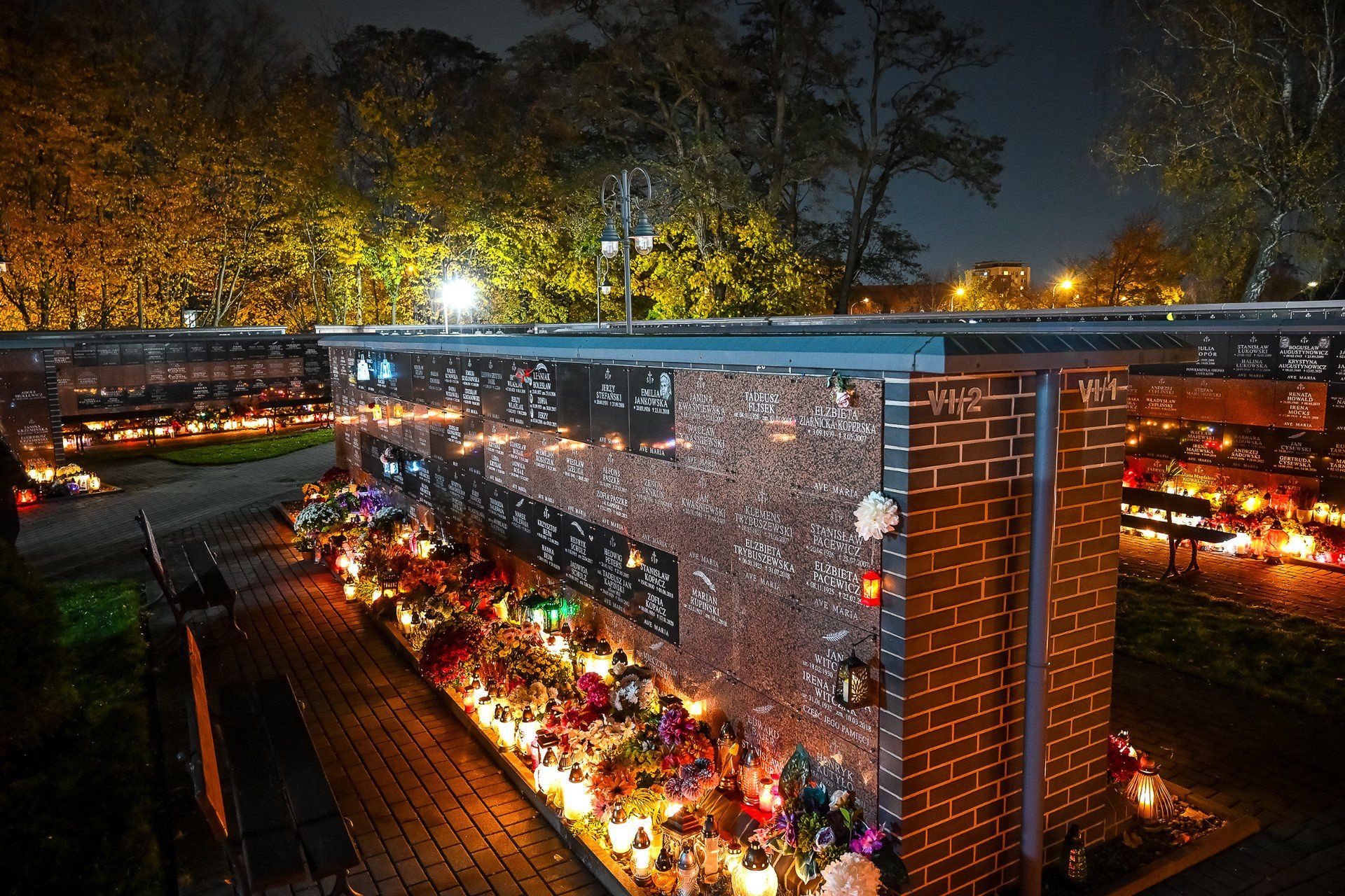 Wieczór na gdańskich cmentarzach. Tysiące zniczy rozświetla czas zadumy