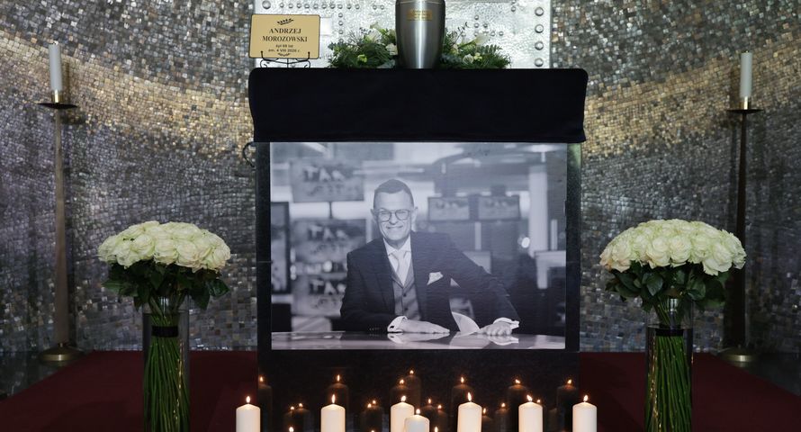 Bliscy i współpracownicy pożegnali Andrzeja Morozowskiego. Na koniec rozbrzmiały głośne oklaski