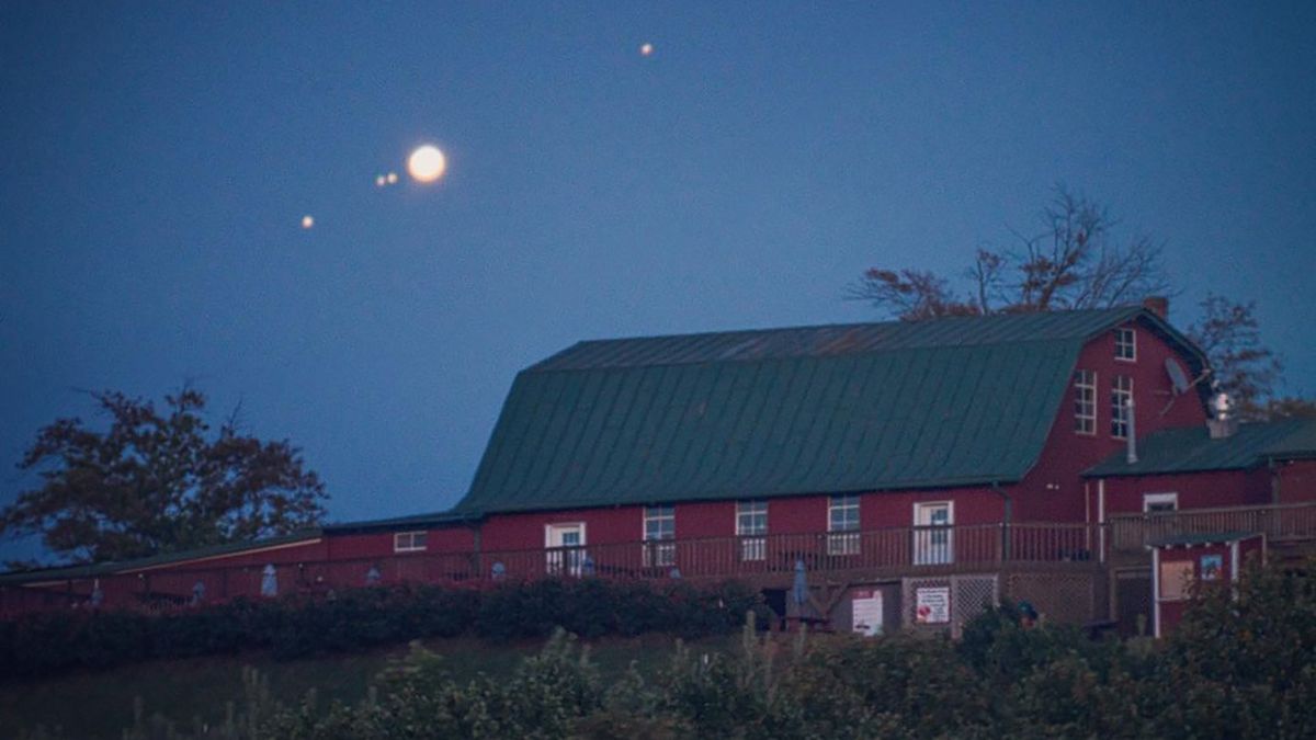 Jowisz i jego 4 księżyce.