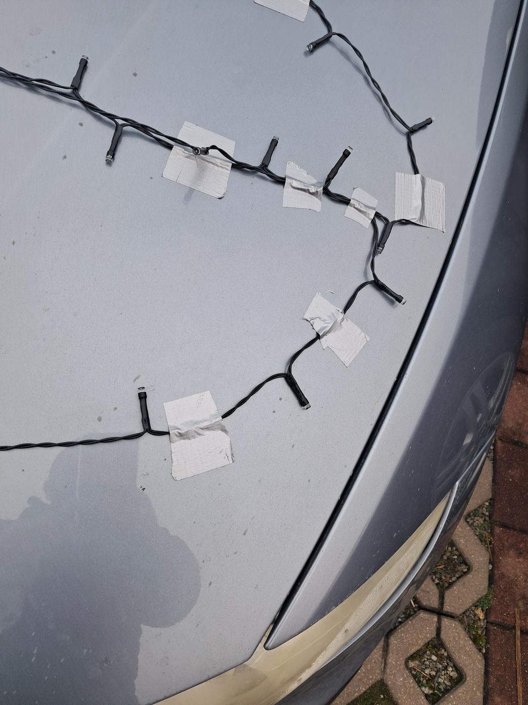 Tak właściciel BMW przystroił swoje auto na święta.