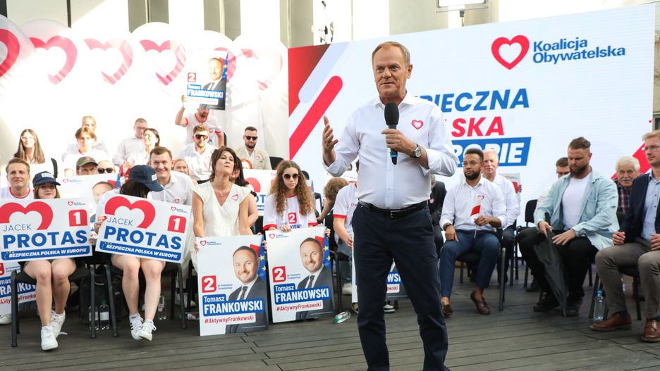 Białystok, 24.05.2024. Premier Donald Tusk (C) podczas otwartego spotkania z mieszkańcami miasta w Amfiteatrze Opery i Filharmonii Podlaskiej w Białymstoku, 24 bm. (amb) PAP/Artur Reszko
