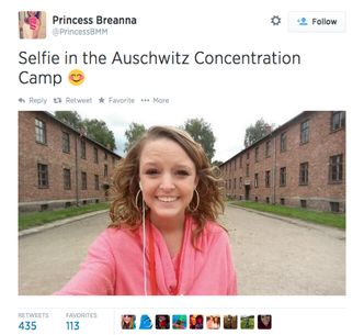 Nastolatka robi sobie selfie w Auschwitz! Z CZEGO SIĘ TAK CIESZY?
