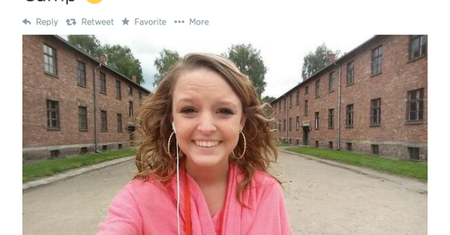 Nastolatka robi sobie selfie w Auschwitz! Z CZEGO SIĘ TAK CIESZY?