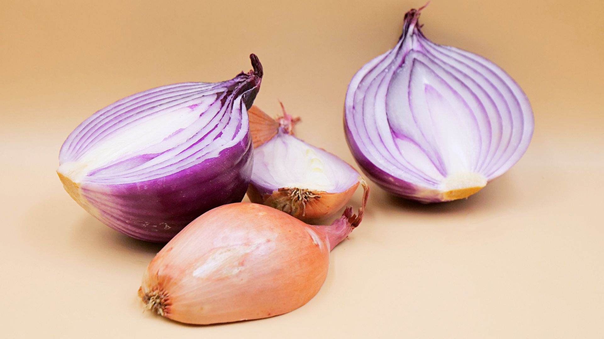 Czerwona cebula jest bogatsza w antocyjany, które działają przeciwutleniająco.