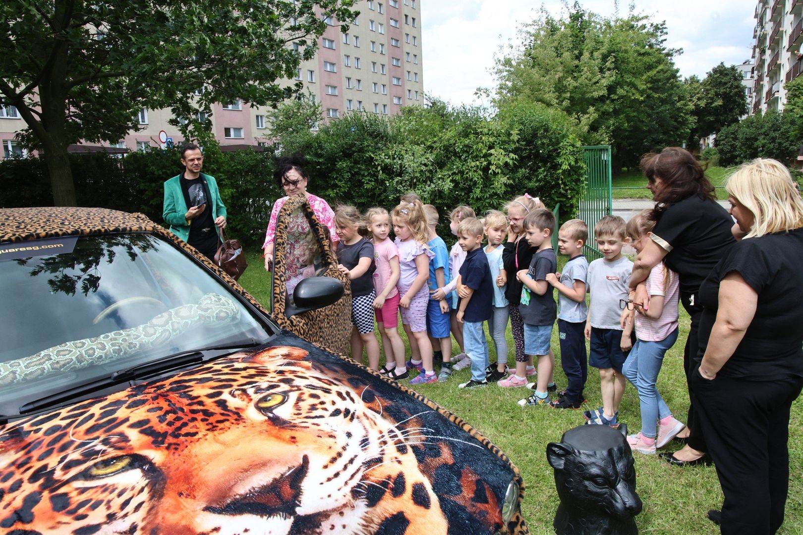 Nietypowy samochód, pokryty futrem przypominającym prawdziwego jaguara zaparkował przy Przedszkolu numer 33 w Kielcach. Każdy chciał zrobić sobie w nim zdjęcie.