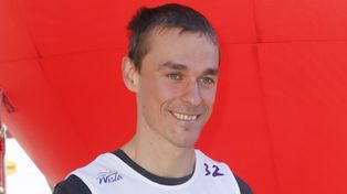 Piotr Żyła z ZAFARBOWANYMI NA BLOND włosami pozdrawia z Bułgarii. Zmiana na plus? (FOTO)
