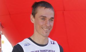 Piotr Żyła z ZAFARBOWANYMI NA BLOND włosami pozdrawia z Bułgarii. Zmiana na plus? (FOTO)