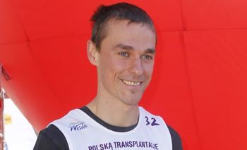 Piotr Żyła z ZAFARBOWANYMI NA BLOND włosami pozdrawia z Bułgarii. Zmiana na plus? (FOTO)