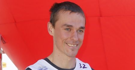 Piotr Żyła z ZAFARBOWANYMI NA BLOND włosami pozdrawia z Bułgarii. Zmiana na plus? (FOTO)