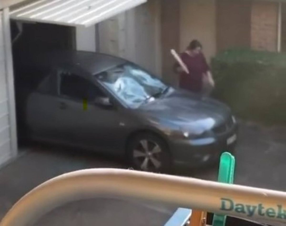 Kobieta demoluje samochód w ramach sąsiedzkiego konfliktu