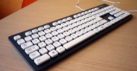 Klawiatura Logitech K310 kontra nerd – ona lubi się myć, a on...