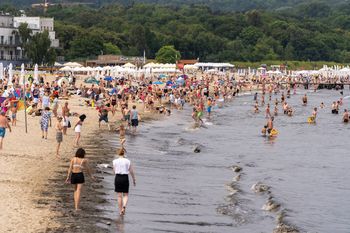 Kąpiesz się w Bałtyku? Zagrażają ci bakterie chorobowe. Jak się przed nimi ustrzec? Są na to sposoby