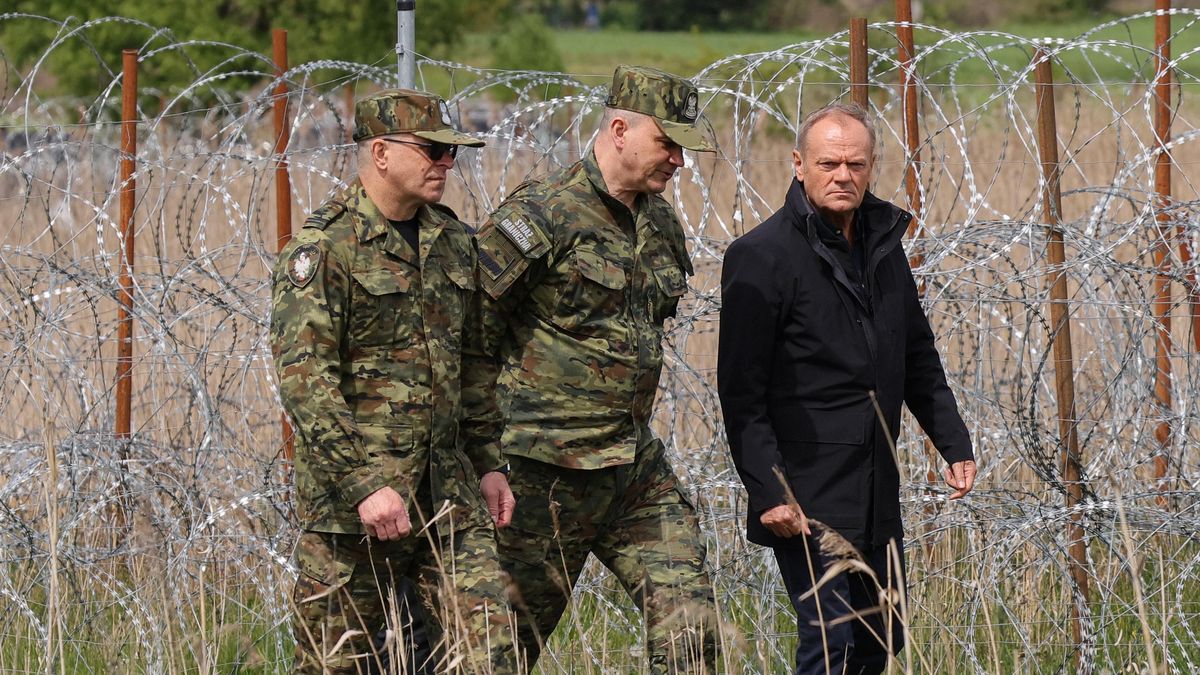 Donald Tusk
Pawe� Supernak
drut kolczasty, druty kolczaste, granica, granica pa�stwa, granica Polski, granica polsko-bia�oruska, obrona, pogranicznicy, polityk, polityka, s�up graniczny, szef rz�du, UE, wizyta, wojsko, pogranicze, polsko bia�oruska