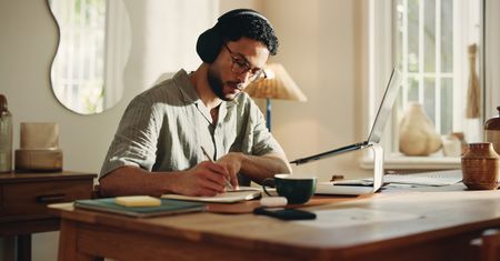 Walentynki w rytmie ulubionej muzyki. Top 5 słuchawek dla Niego