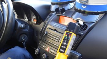 Obywatelskie zatrzymania pijanych kierowców w Roztokach i Umieszczu. Kierowca opla miał 1,2 promila, a motorowerzysta prawie 3,5 promila