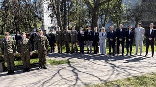Kielce: Uczczono Dzień Flagi. Kwiaty u stóp pomnika