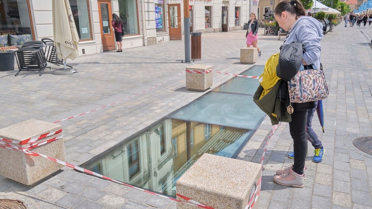 Próbne polerowanie okna czasu na deptaku