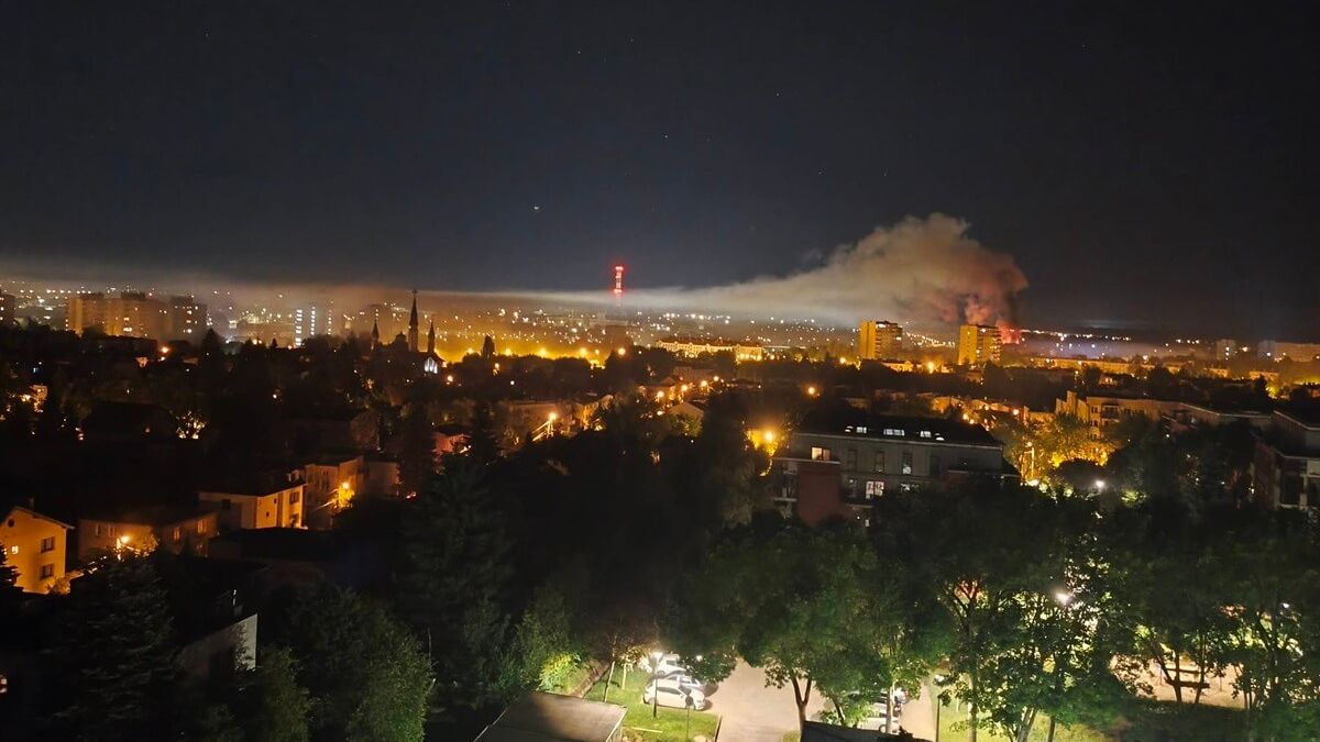Nocny pożar na terenie dawnego LKJ przy ul. Krochmalnej
