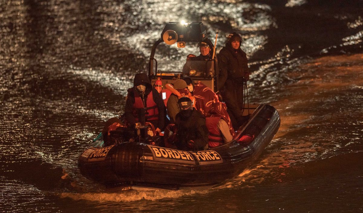 Łódź z uratowanymi na kanale La Manche migrantami wpływa do portu w Dover 