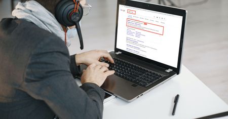 Szukał sterowników do karty graficznej. Wyszukiwarka wywiodła go w pole