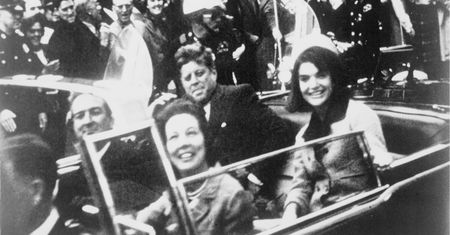 Różowy kostium Jackie Kennedy. Dlaczego zamknięto go na 100 lat?