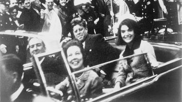 Różowy kostium Jackie Kennedy. Dlaczego zamknięto go na 100 lat?