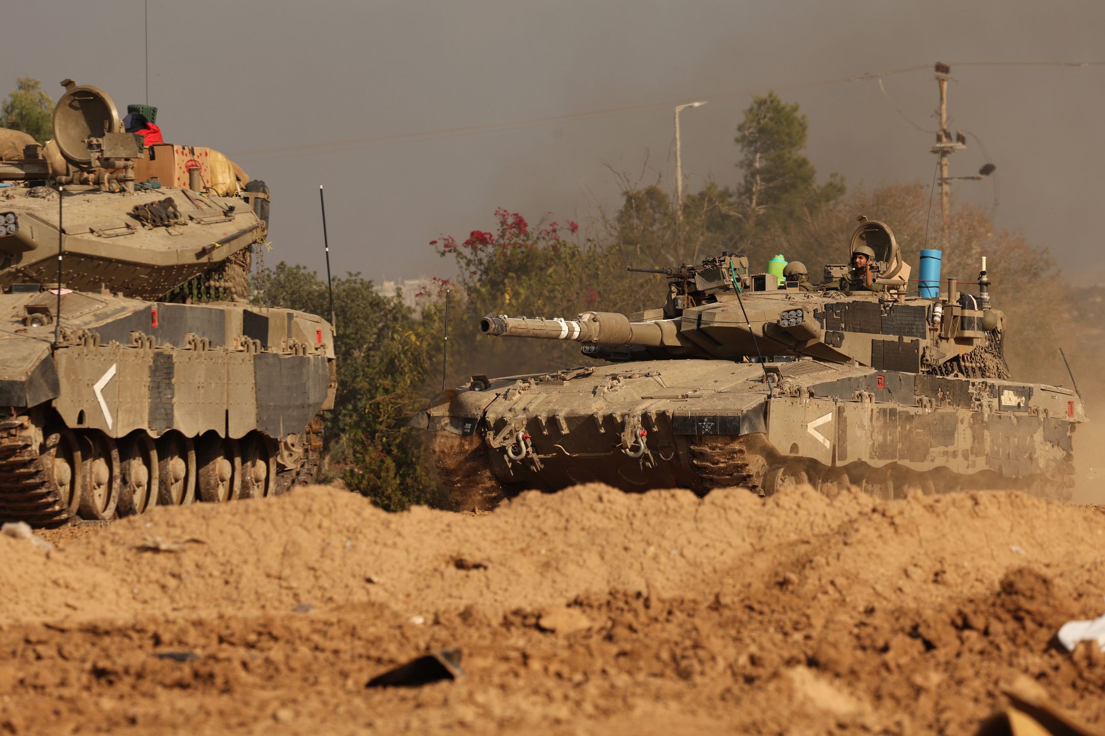 Israeli soldiers maneuver along Gaza border
epa10988116 Israeli tanks on their way to Gaza Strip, in southern Israel, 21 November 2023. As part of Israel's 'ground operations' in the Gaza Strip, Israeli military aircraft struck approximately 250 Hamas targets over the last day, the IDF announced on 21 November. More than 12,000 Palestinians and at least 1,200 Israelis have been killed, according to the Israel Defense Forces (IDF) and the Palestinian health authority, since Hamas militants launched an attack against Israel from the Gaza Strip on 07 October, and the Israeli operations in Gaza and the West Bank which followed it.  EPA/ATEF SAFADI 
Dostawca: PAP/EPA.
ATEF SAFADI
