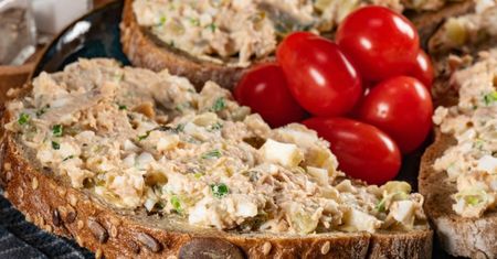 Kilka składników, chwila mieszania i najlepsza pasta kanapkowa gotowa. Dla wielu to smak dzieciństwa